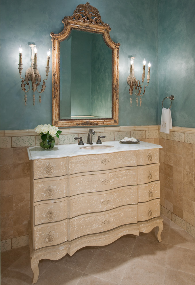 Immagine di un bagno di servizio chic con lavabo sottopiano, ante beige e piastrelle beige