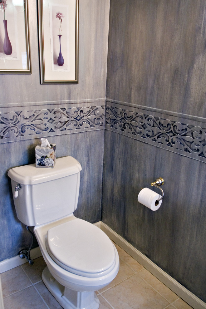 Modelo de aseo clásico pequeño con lavabo con pedestal, sanitario de dos piezas, baldosas y/o azulejos beige, baldosas y/o azulejos de porcelana y suelo de baldosas de porcelana