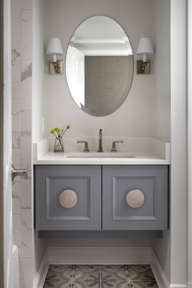 Свежая идея для дизайна: туалет в классическом стиле с полом из цементной плитки, врезной раковиной, разноцветным полом и подвесной тумбой - отличное фото интерьера