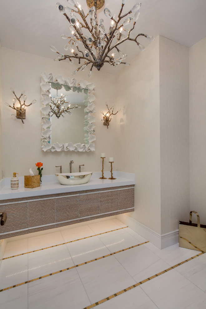 Esempio di un piccolo bagno di servizio minimal con ante con finitura invecchiata, piastrelle beige, pareti beige, pavimento in marmo, lavabo a bacinella e pavimento bianco