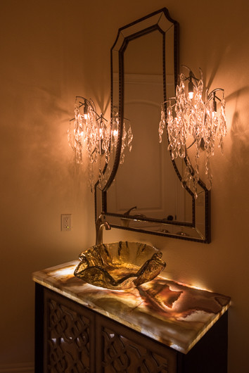 Klassische Gästetoilette mit verzierten Schränken, dunklen Holzschränken, beiger Wandfarbe, Aufsatzwaschbecken und Onyx-Waschbecken/Waschtisch in Orlando