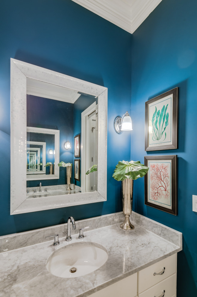 ニューオリンズにあるトランジショナルスタイルのおしゃれなトイレ・洗面所の写真