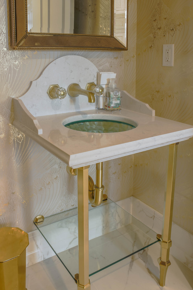 Idee per un piccolo bagno di servizio tradizionale con pareti gialle, pavimento in marmo, lavabo a consolle, top in quarzo composito, pavimento bianco e top bianco
