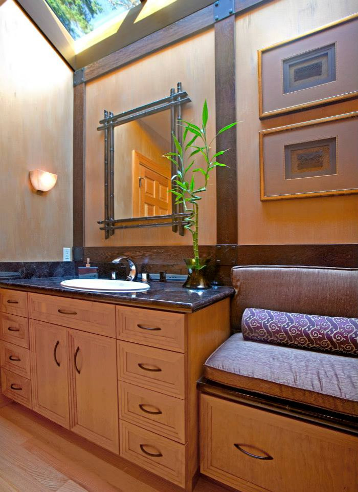 シアトルにあるトラディショナルスタイルのおしゃれなトイレ・洗面所の写真