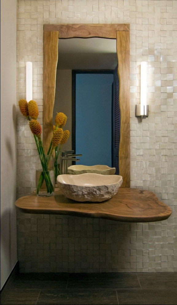Idéer för ett litet modernt brun toalett, med beige kakel, porslinskakel, beige väggar, klinkergolv i porslin, ett fristående handfat, träbänkskiva och brunt golv