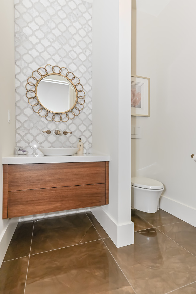 トロントにある高級な広いコンテンポラリースタイルのおしゃれなトイレ・洗面所 (中間色木目調キャビネット、白い壁、磁器タイルの床、コンソール型シンク、茶色い床) の写真