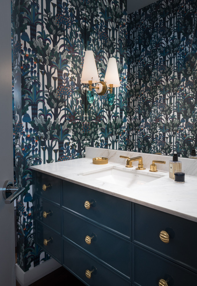 オースティンにあるトランジショナルスタイルのおしゃれなトイレ・洗面所 (家具調キャビネット、青いキャビネット、マルチカラーの壁、アンダーカウンター洗面器) の写真