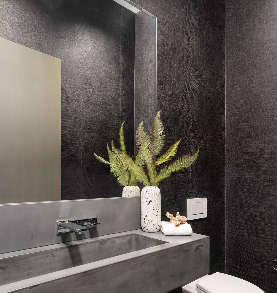 На фото: туалет среднего размера в современном стиле с серой плиткой, черными стенами, столешницей из бетона, инсталляцией, монолитной раковиной и серой столешницей с