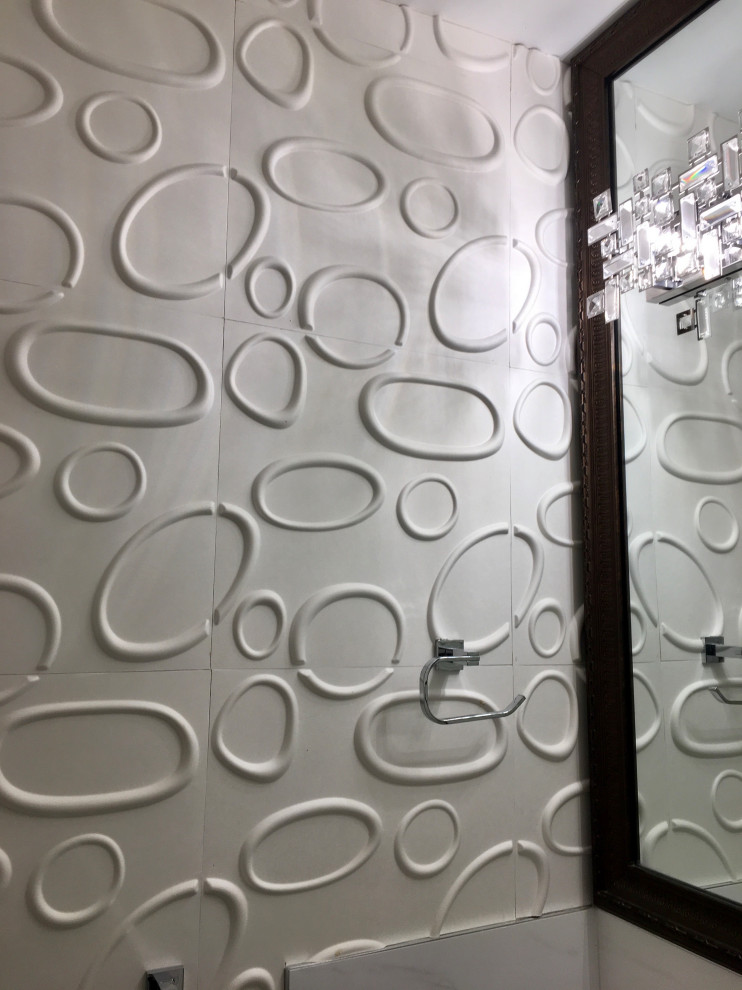 バンクーバーにある高級な小さなコンテンポラリースタイルのおしゃれなトイレ・洗面所 (白いタイル、白い壁、パネル壁) の写真