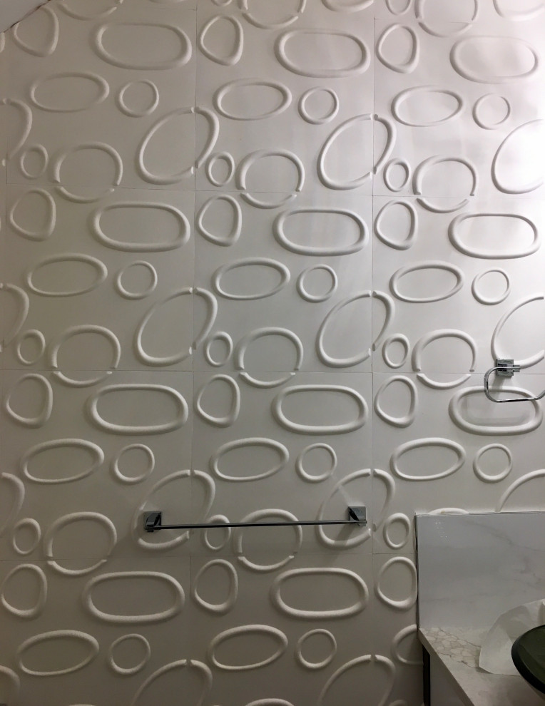 バンクーバーにある高級な小さなコンテンポラリースタイルのおしゃれなトイレ・洗面所 (白いタイル、白い壁、パネル壁) の写真