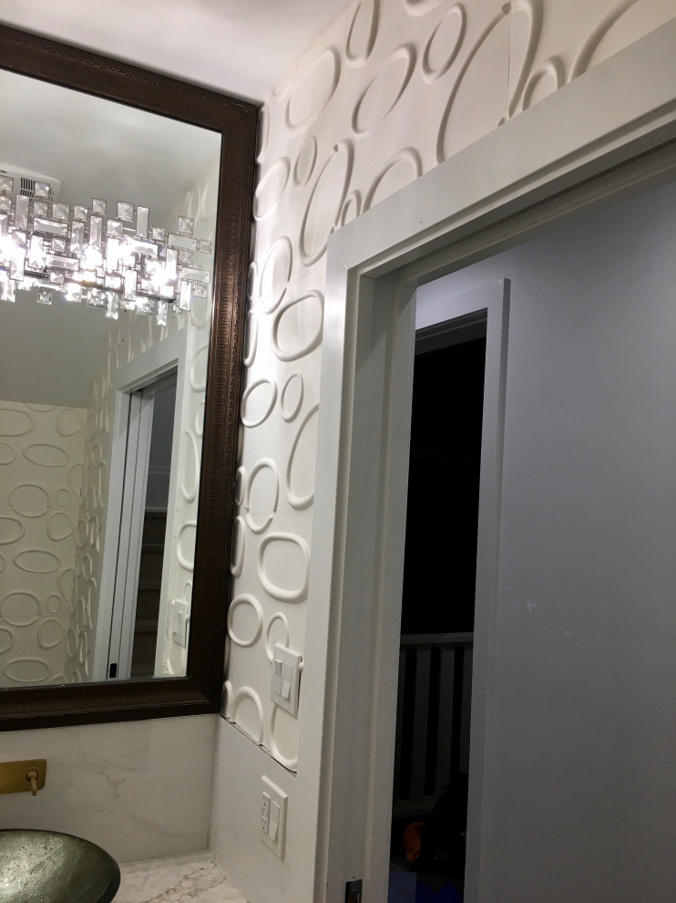Kleine Moderne Gästetoilette mit weißen Fliesen, weißer Wandfarbe und Wandpaneelen in Vancouver