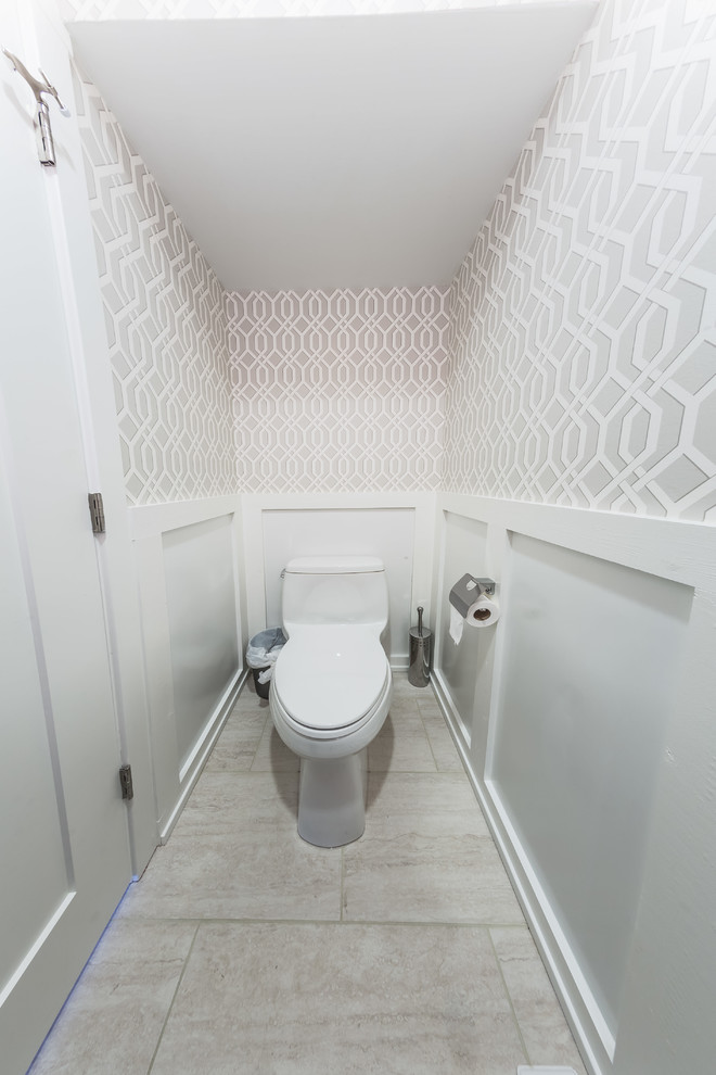 На фото: туалет среднего размера в современном стиле с унитазом-моноблоком, серыми стенами, полом из керамогранита, раковиной с пьедесталом и бежевым полом с
