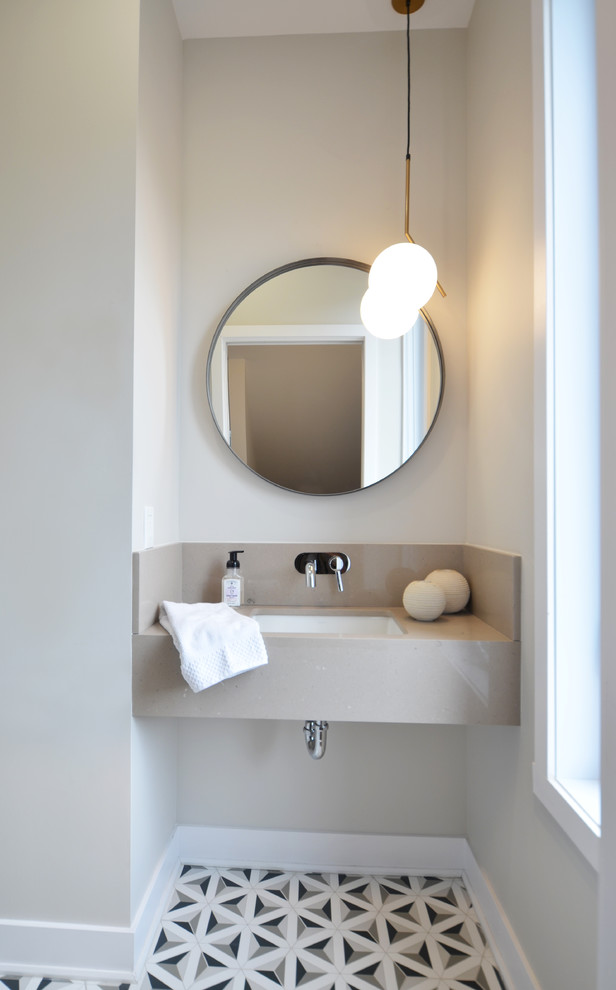 Kleine Moderne Gästetoilette mit beiger Wandfarbe, Porzellan-Bodenfliesen, Unterbauwaschbecken, Quarzwerkstein-Waschtisch, buntem Boden und beiger Waschtischplatte in Montreal
