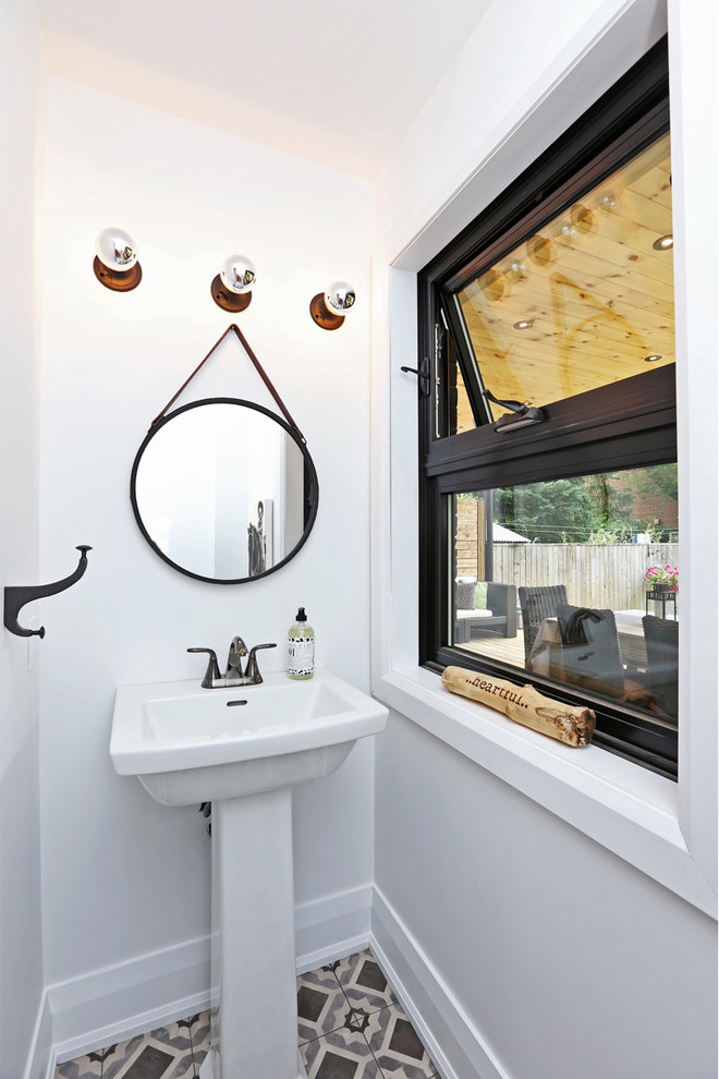 トロントにある小さな北欧スタイルのおしゃれなトイレ・洗面所 (一体型トイレ	、セラミックタイル、白い壁、セラミックタイルの床、ペデスタルシンク、グレーのタイル) の写真