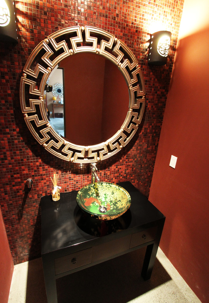 Inspiration för ett mellanstort orientaliskt toalett, med röd kakel, mosaik, röda väggar, ett fristående handfat, släta luckor och skåp i mörkt trä