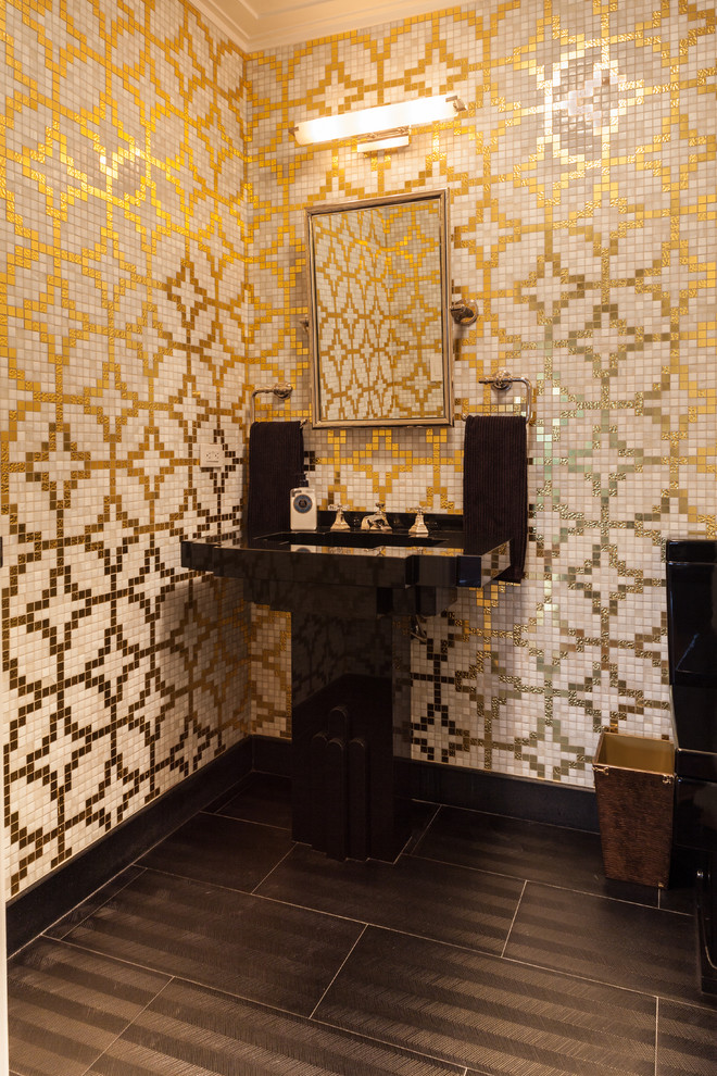На фото: туалет в современном стиле с разноцветной плиткой, раковиной с пьедесталом и плиткой мозаикой с