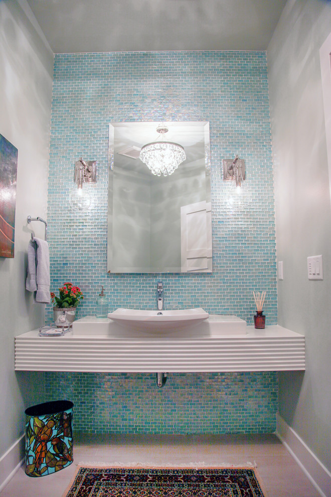 ミルウォーキーにある高級な小さなエクレクティックスタイルのおしゃれなトイレ・洗面所 (青いタイル、グレーの壁) の写真