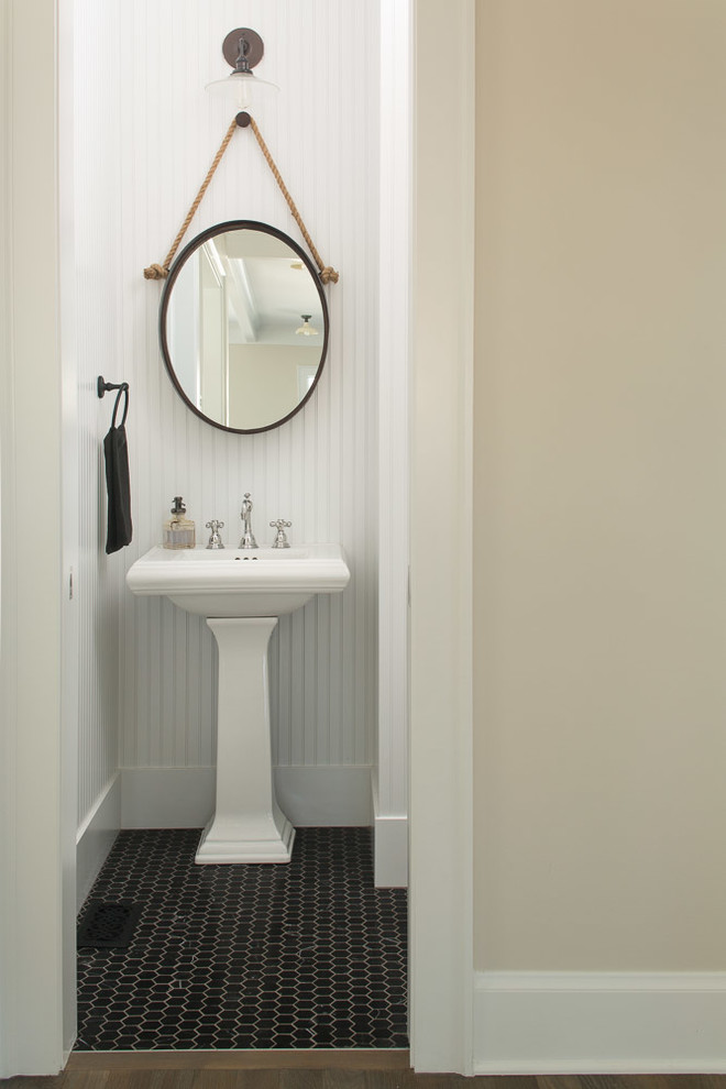 Esempio di un piccolo bagno di servizio chic con lavabo a colonna, piastrelle nere e pareti bianche