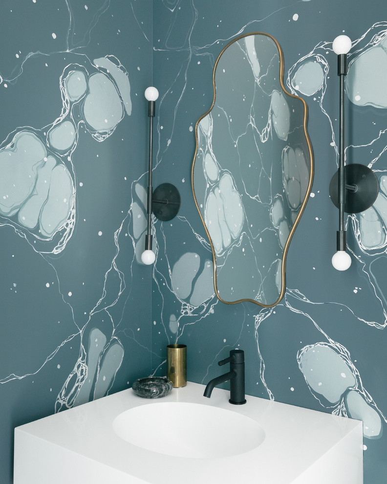 Imagen de aseo contemporáneo pequeño con paredes azules, lavabo suspendido, encimera de cuarcita y encimeras blancas