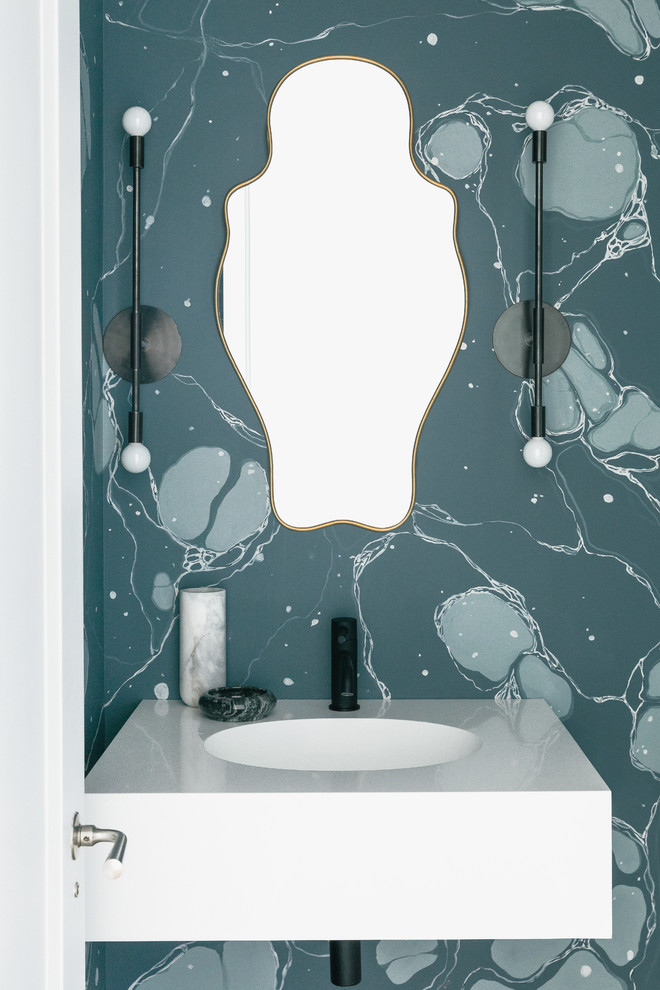 Esempio di un piccolo bagno di servizio design con pareti blu, lavabo sospeso, top in quarzite e top bianco