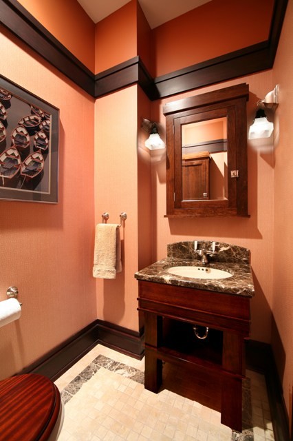 Mittelgroße Klassische Gästetoilette mit Toilette mit Aufsatzspülkasten, oranger Wandfarbe, Keramikboden, Einbauwaschbecken, Granit-Waschbecken/Waschtisch, dunklen Holzschränken und buntem Boden in Sonstige