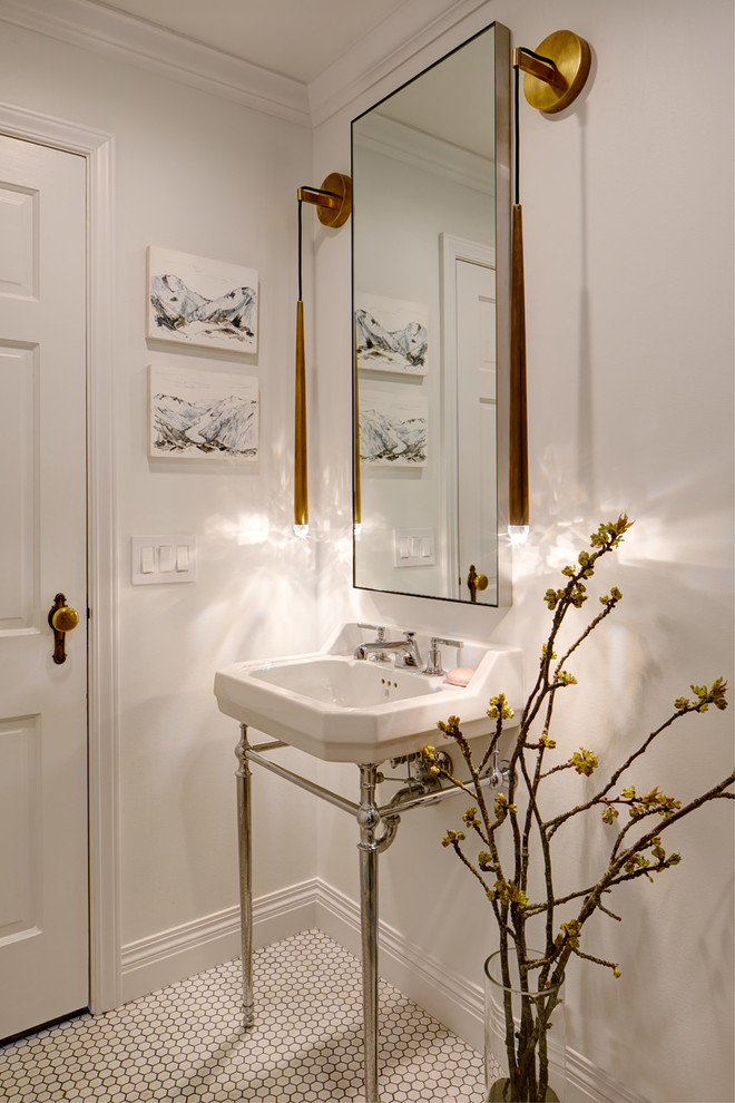 На фото: маленький туалет в стиле неоклассика (современная классика) с белыми стенами, полом из керамогранита, консольной раковиной и белым полом для на участке и в саду с