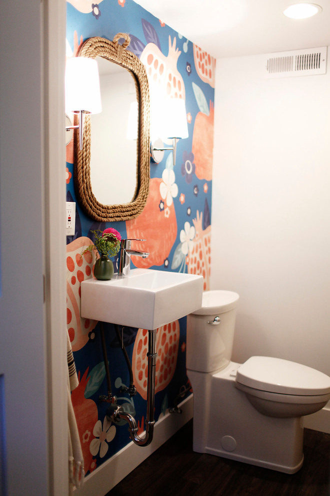 На фото: маленький туалет в стиле ретро с раздельным унитазом, разноцветными стенами, темным паркетным полом и подвесной раковиной для на участке и в саду с