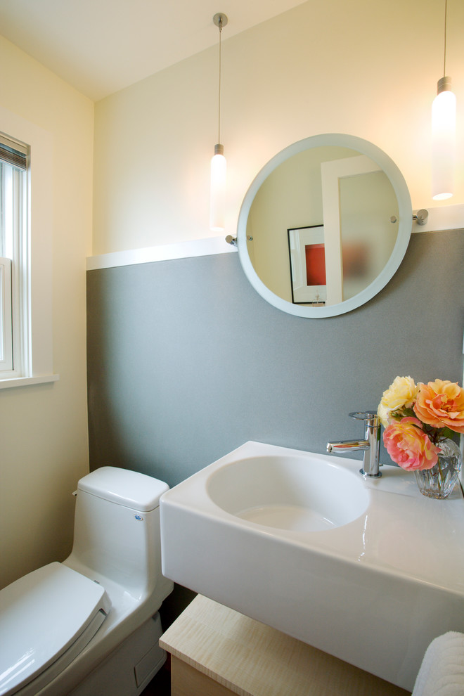 Kleine Moderne Gästetoilette mit integriertem Waschbecken, flächenbündigen Schrankfronten, hellen Holzschränken, Toilette mit Aufsatzspülkasten und grauer Wandfarbe in Seattle