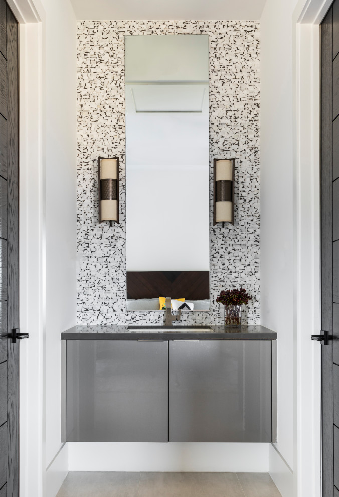 Idéer för ett modernt grå toalett, med släta luckor, grå skåp, flerfärgad kakel, vita väggar, ett undermonterad handfat och grått golv