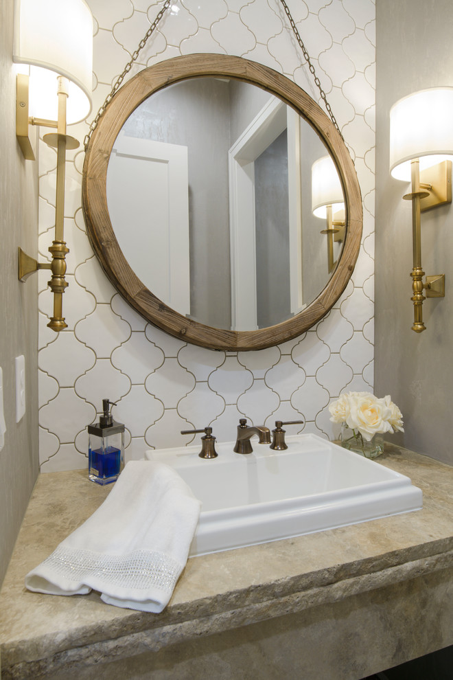 ウィチタにあるトランジショナルスタイルのおしゃれなトイレ・洗面所 (白いタイル、セラミックタイル、グレーの壁、オーバーカウンターシンク、ベージュのカウンター) の写真