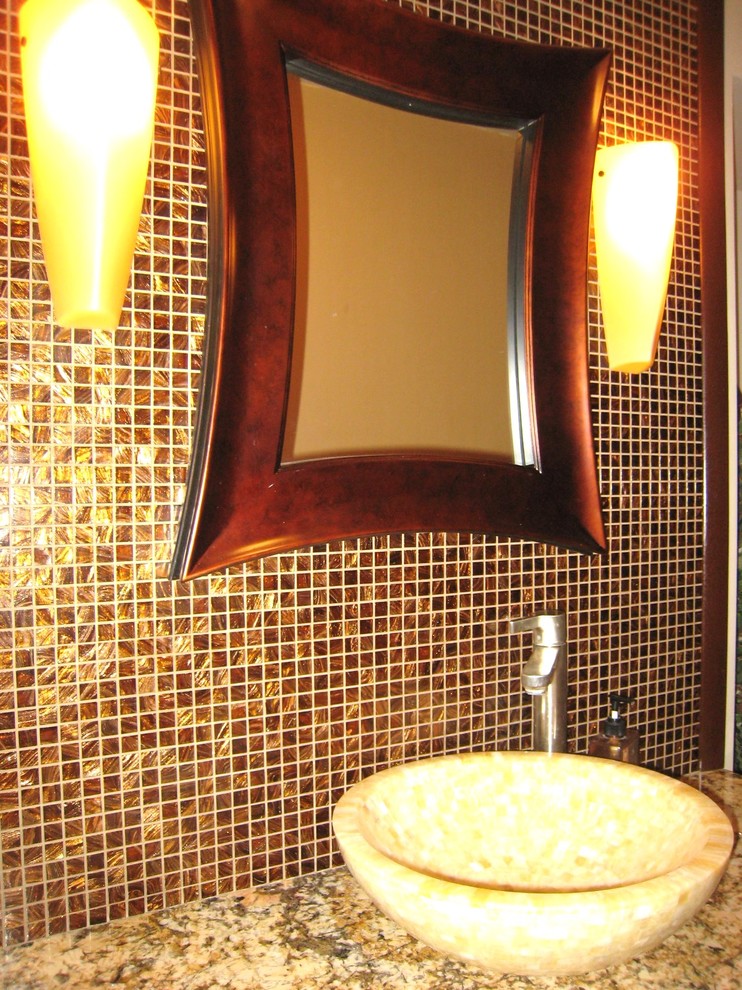 Réalisation d'un petit WC et toilettes minimaliste en bois foncé avec une vasque, un placard à porte plane, un plan de toilette en granite, WC à poser, un carrelage marron, un carrelage en pâte de verre et un mur beige.
