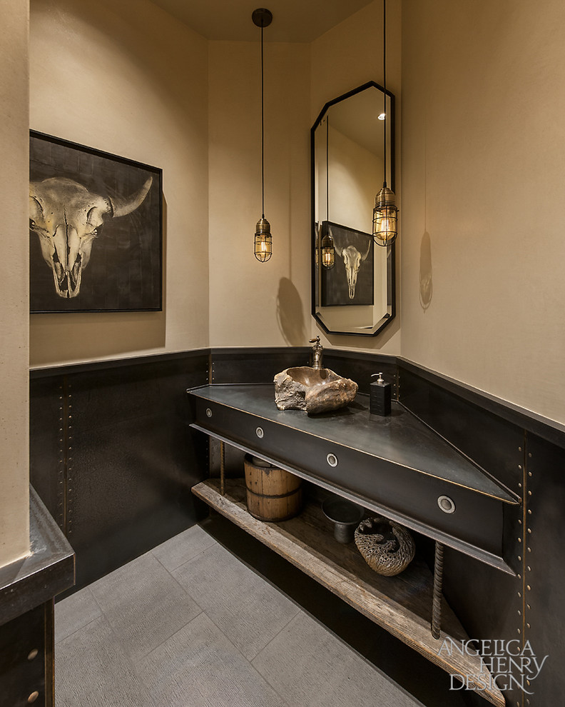 Ispirazione per un bagno di servizio rustico con lavabo a bacinella, piastrelle nere e pareti beige