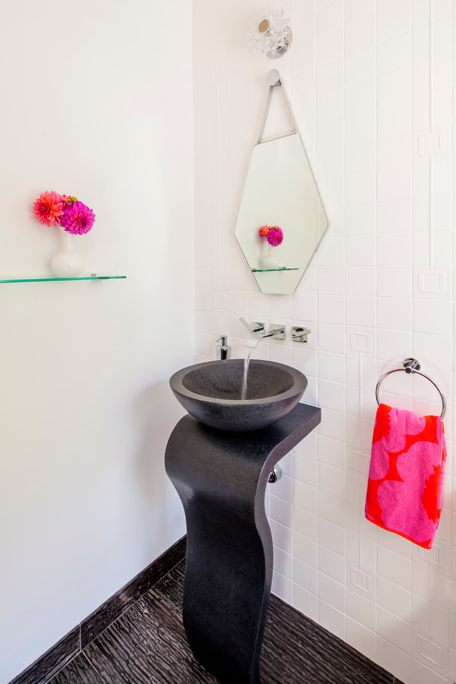 ポートランド(メイン)にあるコンテンポラリースタイルのおしゃれなトイレ・洗面所 (ベッセル式洗面器、白いタイル、黒いタイル) の写真