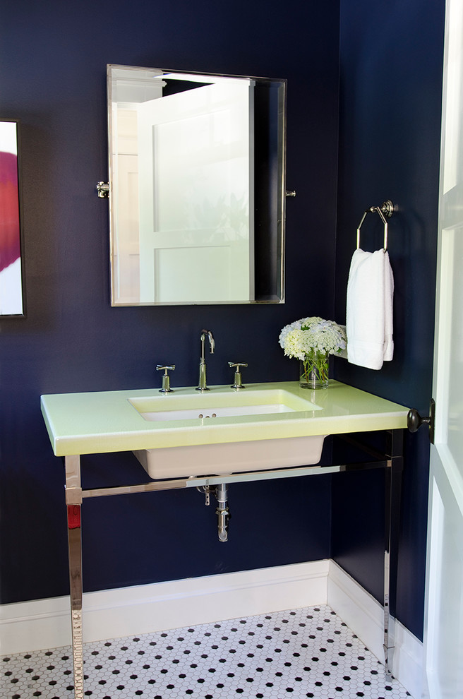 Kleine Stilmix Gästetoilette mit Unterbauwaschbecken, schwarz-weißen Fliesen, blauer Wandfarbe und Mosaik-Bodenfliesen in Portland Maine