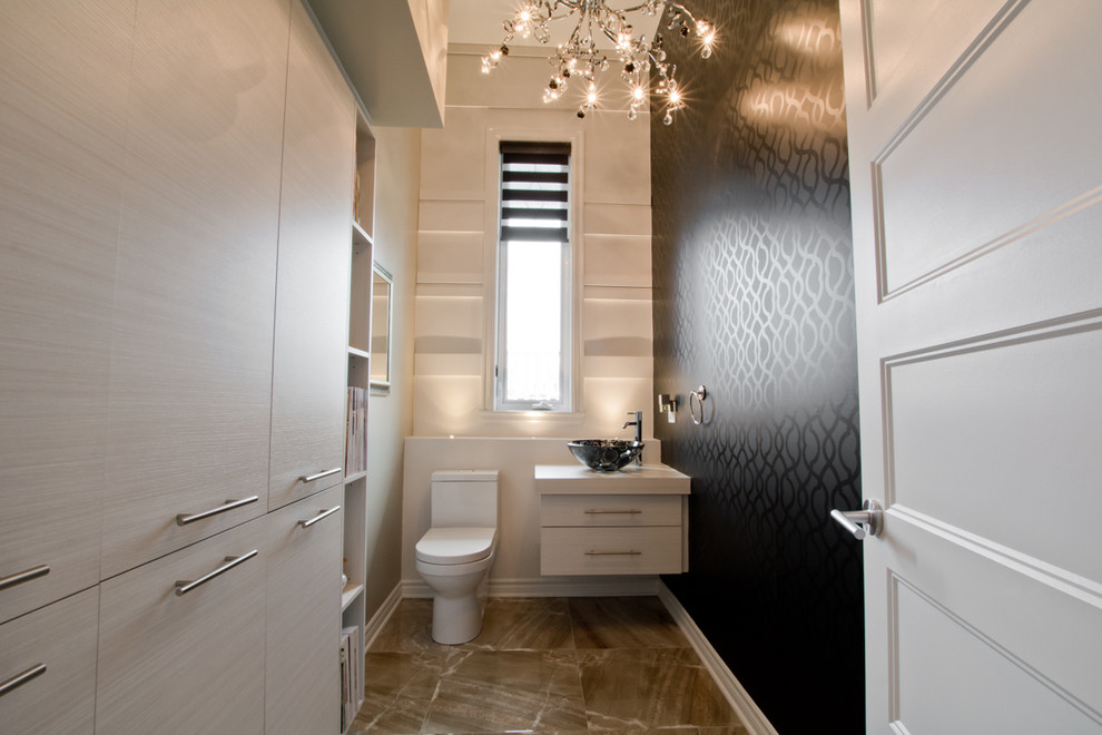 Стильный дизайн: огромный туалет в стиле лофт с плоскими фасадами, светлыми деревянными фасадами, столешницей из ламината и серой плиткой - последний тренд