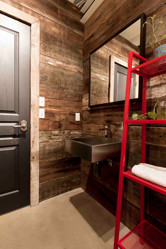 This is an example of an industrial cloakroom in Montreal with a wall-mounted sink.