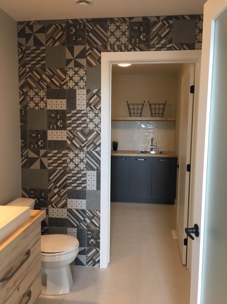 Idéer för ett modernt toalett, med ett nedsänkt handfat, bruna väggar och beiget golv
