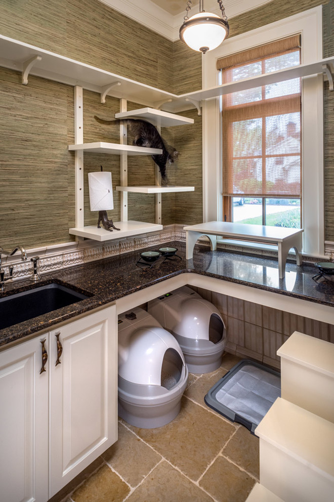 Aménagement d'un WC et toilettes classique de taille moyenne avec un placard avec porte à panneau surélevé, des portes de placard blanches, un mur vert, un lavabo encastré, un sol beige et un plan de toilette en surface solide.