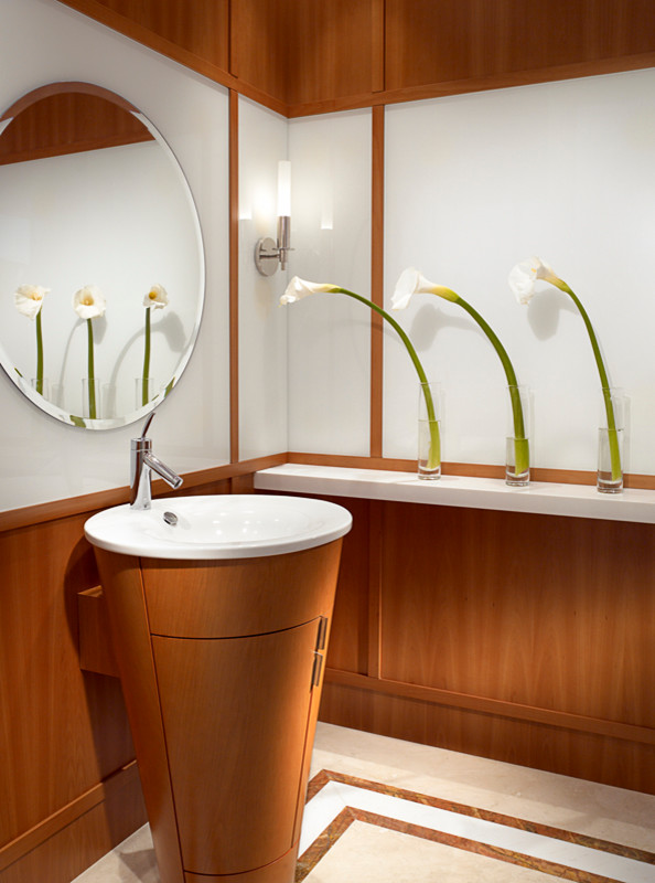 Réalisation d'un petit WC et toilettes design en bois brun avec un placard en trompe-l'oeil, un carrelage en pâte de verre, un mur blanc, un sol en marbre, un lavabo de ferme, un plan de toilette en marbre et un plan de toilette blanc.