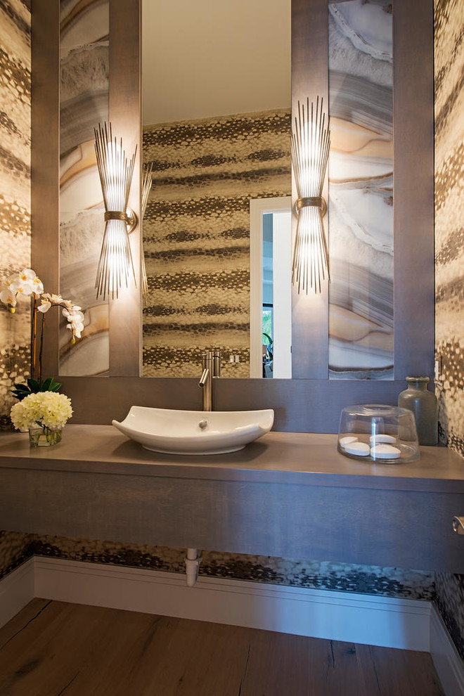 Foto di un grande bagno di servizio contemporaneo con lavabo a bacinella, top in legno, piastrelle multicolore, pareti marroni, parquet chiaro, lastra di pietra e top grigio