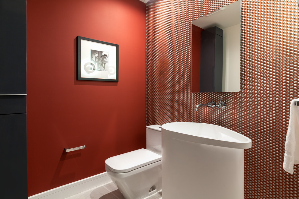 Mittelgroße Moderne Gästetoilette mit Wandtoilette mit Spülkasten, roter Wandfarbe, Porzellan-Bodenfliesen und braunem Boden in Los Angeles