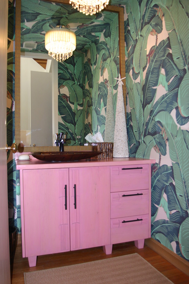 На фото: туалет в морском стиле с розовой столешницей с