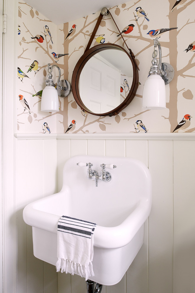 Immagine di un bagno di servizio chic con pareti multicolore, lavabo sospeso, pannellatura, boiserie e carta da parati