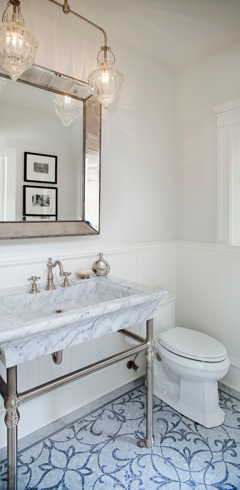 Exemple d'un WC et toilettes chic de taille moyenne avec un plan vasque, un plan de toilette en marbre, WC à poser, un carrelage bleu, mosaïque, un mur blanc, un sol en carrelage de terre cuite et un plan de toilette gris.