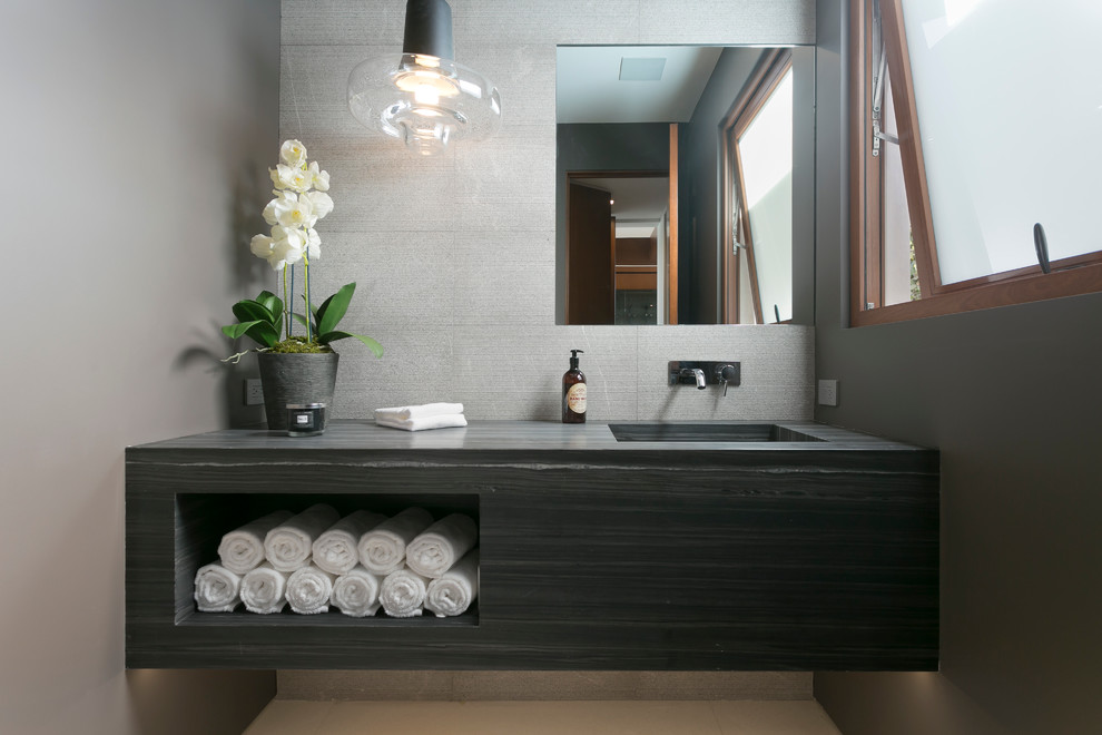 Diseño de aseo actual con paredes grises y lavabo integrado
