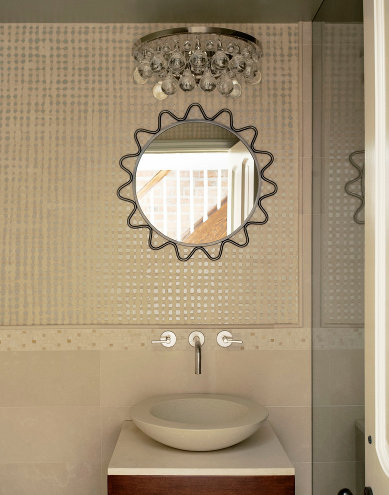 Immagine di un bagno di servizio eclettico di medie dimensioni con ante in legno bruno, piastrelle in ceramica, pareti beige, lavabo a bacinella e top in pietra calcarea