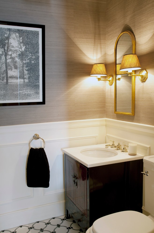 Idéer för ett mellanstort modernt toalett, med möbel-liknande, svarta skåp, en toalettstol med separat cisternkåpa, beige väggar, cementgolv, ett undermonterad handfat, marmorbänkskiva och flerfärgat golv