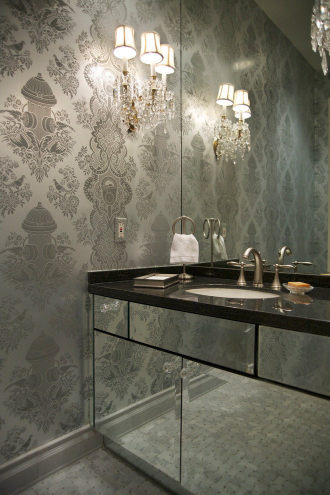 Moderne Gästetoilette mit verzierten Schränken und schwarzer Waschtischplatte in New York
