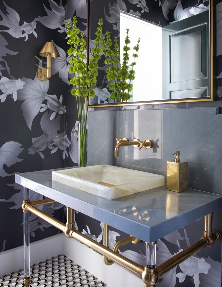 Источник вдохновения для домашнего уюта: туалет в средиземноморском стиле с серыми стенами, полом из мозаичной плитки, накладной раковиной, разноцветным полом и серой столешницей