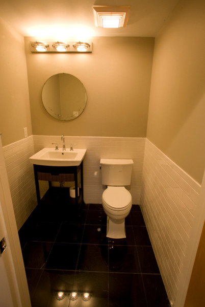 Idee per un piccolo bagno di servizio classico con lavabo a colonna, ante nere, WC a due pezzi, piastrelle bianche, pareti beige e piastrelle diamantate
